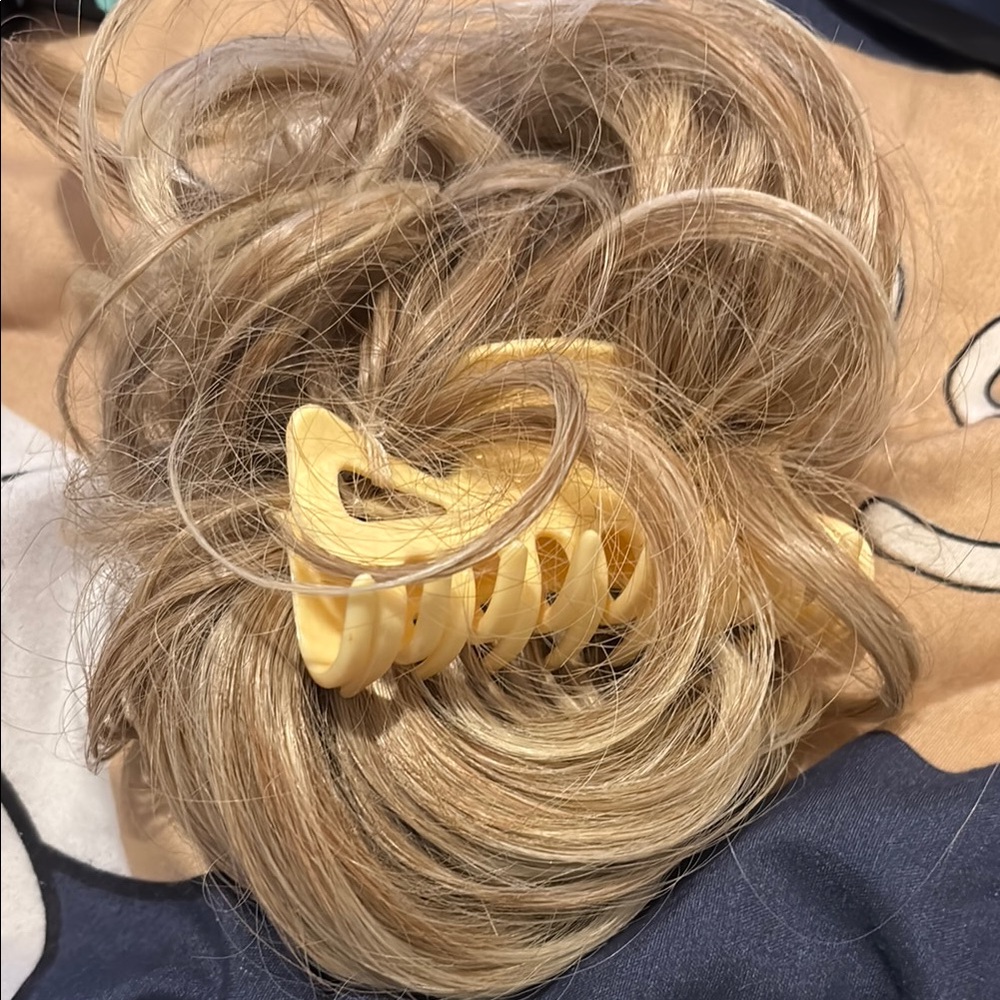 Blonde Hair Clip with Yellow Claw